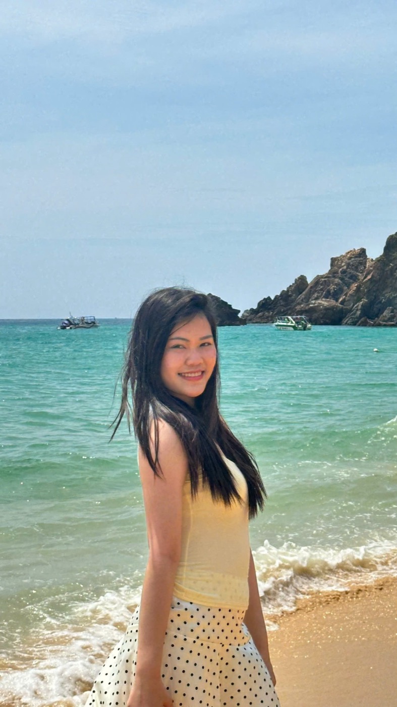 Giang Nga cười tươi bên bờ biển